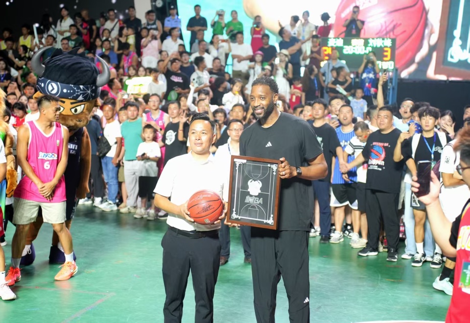 爷青回, 村注入了新, 图为活动现